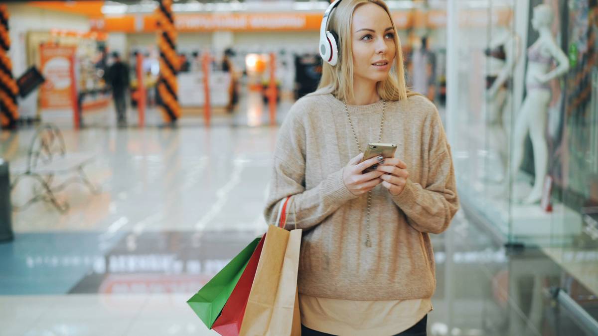 Infographic showing common emotional spending triggers: stress (online shopping), boredom (food delivery), social pressure (designer brands), and nostalgia (collectibles). Includes stats from Federal Reserve and Journal of Consumer Psychology.