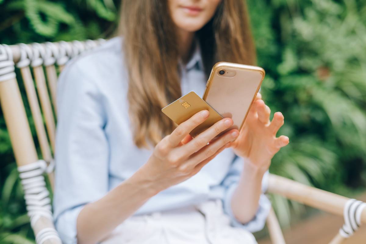 Infographic showing the habit loop: Cue (stress), Routine (online shopping), Reward (dopamine hit), and how to insert a 'conscious pause' to break the cycle